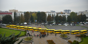 Громади Рівненщини отримали 15 новеньких шкільних автобусів